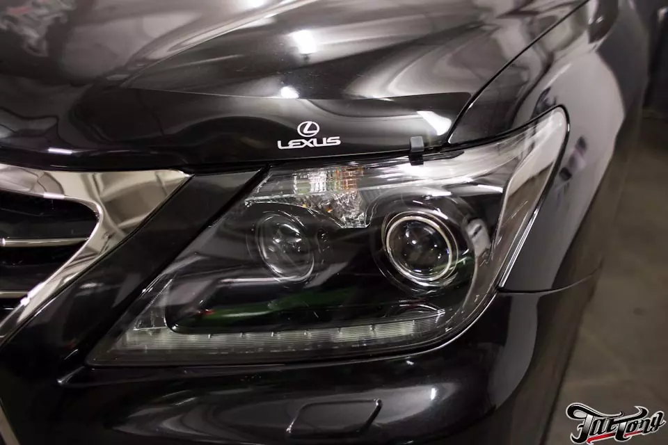 Lexus LX570. Окрас масок фар и рамок ПТФ в черный глянец.